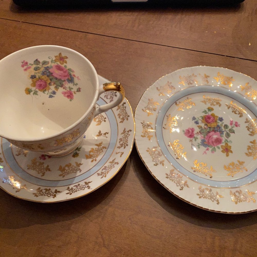 Blu/Gold bone china from England Vintage